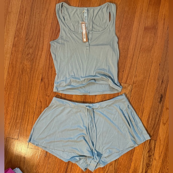 SKIMS sky blue Henley tank and shorts in size medium - Picture 2 of 2